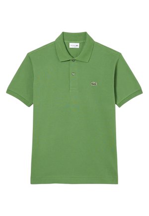 Grøn kortærmet polo med krave, to-knapslukning og lille broderet krokodillelogo på venstre bryst.