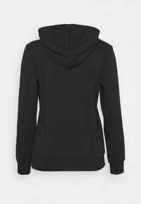 Sudadera negra con vista trasera, que presenta una capucha con cordones, puños acanalados y una forma ajustada hecha de una tela suave y texturizada.