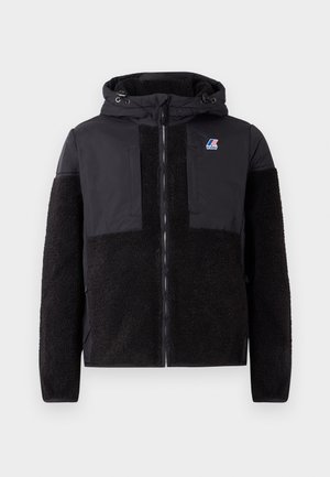 Schwarze Jacke mit Kapuze, die kontrastierende, strukturierte Fleeceärmel und -paneele aufweist. Reißverschluss vorne, zwei Brusttaschen und ein markiertes Logo-Detail.