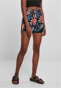 Shorts noirs à fleurs avec un motif vibrant de fleurs colorées et de feuilles, munis d'une taille élastique et d'une coupe décontractée.