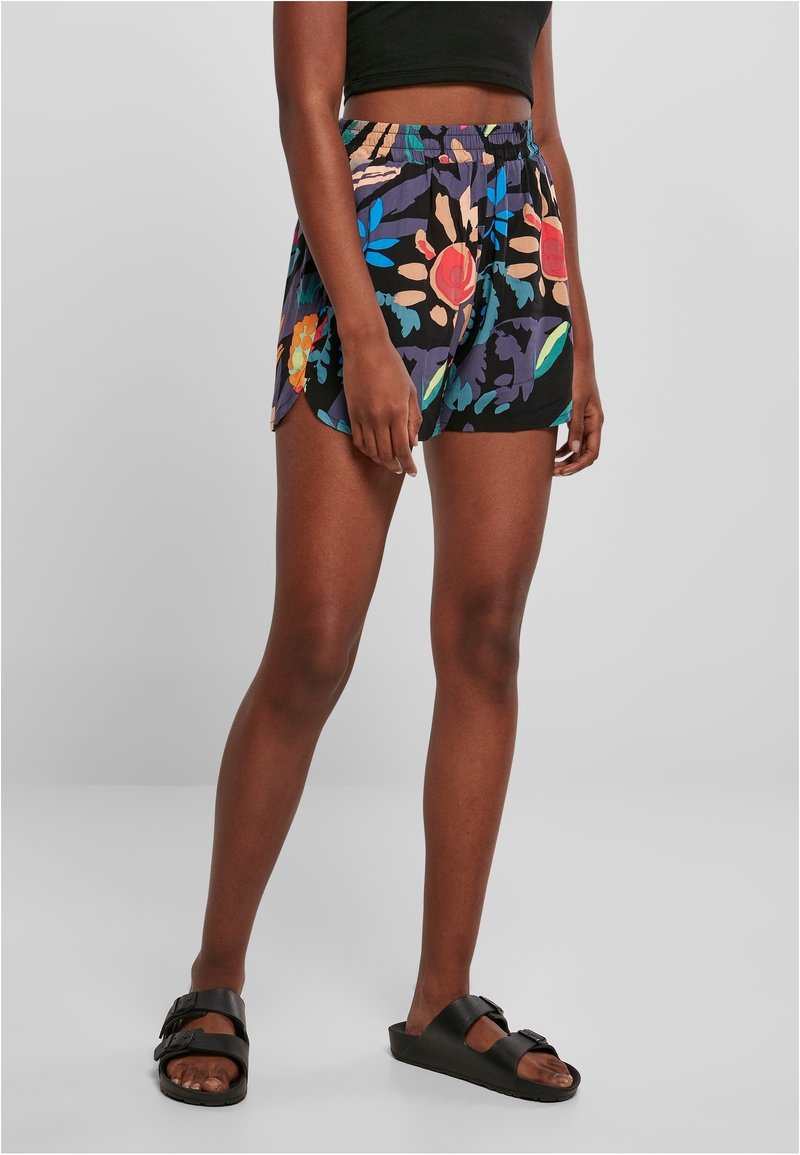 Shorts noirs à fleurs avec un motif vibrant de fleurs colorées et de feuilles, munis d'une taille élastique et d'une coupe décontractée.