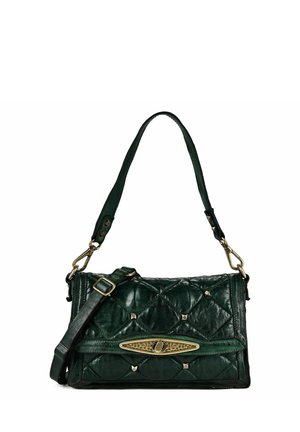 Sac à main en cuir matelassé vert foncé avec des clous dorés, un fermoir ovale doré et deux bretelles ajustables, dont une amovible.