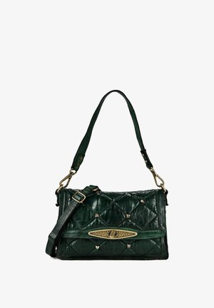 Bolso de mano de cuero verde oscuro acolchado con tachuelas doradas, un cierre ovalado dorado y dos correas de hombro ajustables, una de ellas desmontable.