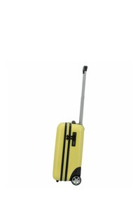 Valigia rigida gialla con manico telescopico argentato, doppia zip nera, serratura a combinazione e quattro ruote per la mobilità.