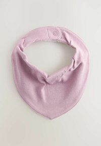 Rožinės spalvos medvilninis kaklo šildytuvas, primenantis bandanos stilių, su apvalia viršutine krašte ir smailiu apatinės dalies kampu. Yra spaudėjas, užtikrinantis saugų užsegimą.