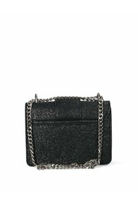 Borsa a pochette nera con glitter, superficie texturizzata, forma rettangolare e tracolla in catena argentata. Presenta una chiusura a patta.