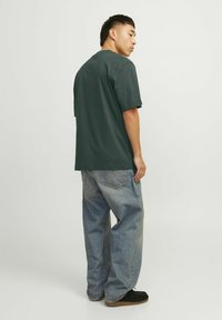 Jack & Jones JJEURBAN EDGE TEE NOOS - Basic T-shirt - forest river