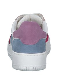 Zapatillas con una base de cuero blanco y acentos de gamuza rosa y azul, tacón redondeado y suela de goma texturizada.