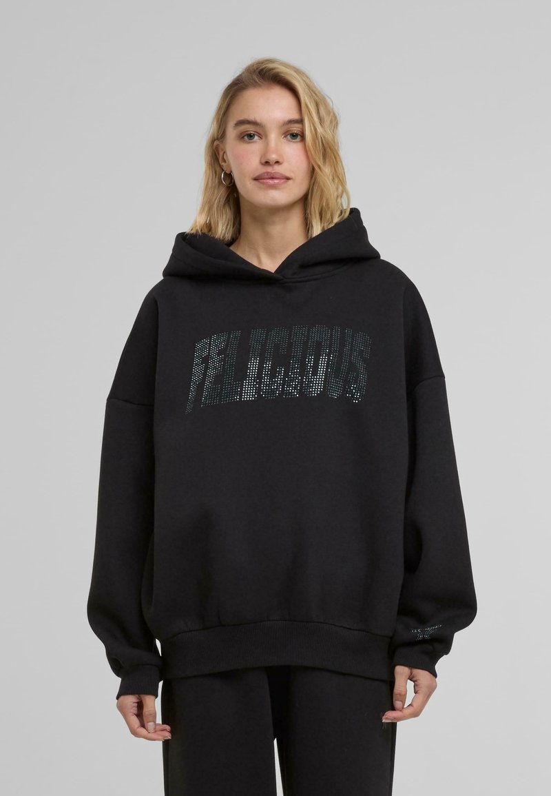 Schwarzer übergroßer Kapuzenpullover mit einer Kapuze, der ein glänzendes "FELICIOUS"-Textdesign zeigt. Aus weichem Stoff mit gerippten Bündchen und Saum.