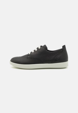 Schwarzer, strukturierten Ledersneaker mit weißen Schnürsenkeln und einer dicken, weißen Gummisohle. Besitzt ein minimalistisches Design und dezente Markenkennzeichnung an der Seite.