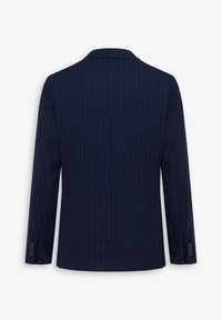 Mörkblå randig blazer med en slits och långa ärmar. Har två knappar på varje manschett och en kavajkrage med inskärning.