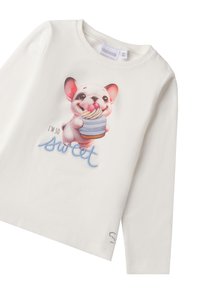 Weißes Langarmshirt mit einem Cartoon-Hund, der einen Cupcake hält. Der Text lautet "ICH BIN SO SÜSS" in blauer, geschwungener Schrift. Aus weichem Baumwollmaterial.