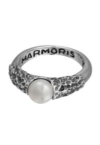 Silverring med en texturerad yta och en central vit pärla. Ringen har graverad branding och ett kontrasterande polerat område.