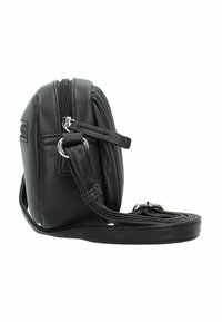 Bolso cruzado de cuero negro con cierre de cremallera, forma redondeada, correa ajustable y acentos de hardware en plata. Detalle de superficie texturizada visible.