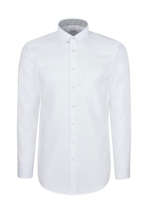 Camicia da uomo a maniche lunghe bianca con bottoni frontali, taschino sul petto e colletto a punta, esposta su uno sfondo bianco puro.