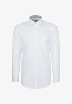 Camicia da uomo a maniche lunghe bianca con bottoni frontali, taschino sul petto e colletto a punta, esposta su uno sfondo bianco puro.