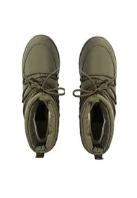 Botas aisladas verdes con un collar acolchado, puntera redonda y diseño de cordones. Presenta tela texturizada y forro suave.