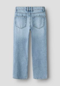 Jeans di denim blu chiaro con gambe dritte, passanti per cintura e due tasche posteriori, mostrati da dietro su uno sfondo uniforme.