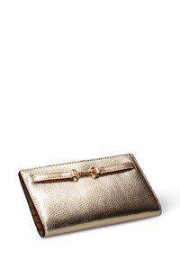 Pochette portefeuille en cuir texturé doré avec fermeture à languette sécurisée et accents métalliques discrets, présentant une forme rectangulaire et un design élégant.