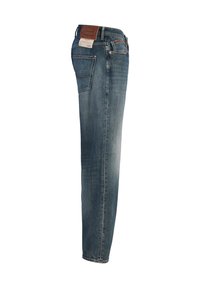 Μπλε τζιν παντελόνι με ίσια γραμμή, διαθέτει τσέπες, δερμάτινη ετικέτα μάρκας και ξεβαμμένη υφή. Η πλάγια όψη αναδεικνύει τις λεπτομέρειες της ραφής.