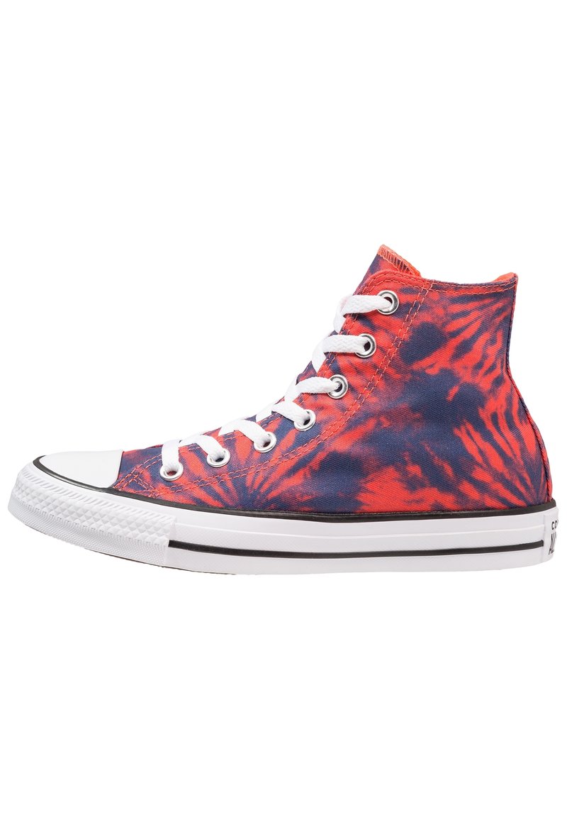Zapatilla alta con un patrón de teñido anudado rojo y azul, suela de goma blanca, puntera blanca y cordones blancos.