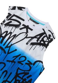 Canotta atletica senza maniche di colore bianco, con testo in stile graffiti nero e un motivo a gradiente blu. Realizzata in tessuto mesh con scollo rotondo.
