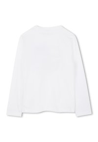 Biała koszulka z długim rękawem wykonana z bawełny. Posiada okrągły dekolt, prosty fason i miękką fakturę. Bez grafik ani dodatkowych szczegółów.