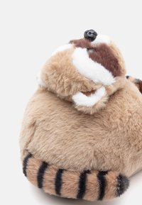 Plysj vaskebjørn leketøy med myk, brun pels, hvite detaljer og rund form. Merker svarte striper på halen og plastøyne.