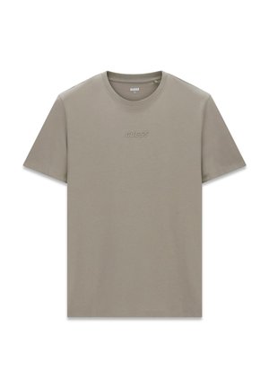 Camiseta sencilla de manga corta color marrón claro con cuello redondo y logotipo "GUESS" en relieve centrado en el pecho.