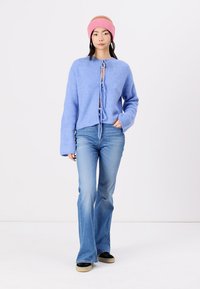 Gina Tricot TIE CARDIGAN - Adīta jaka - cornflower blue