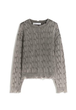Pull gris en maille torsadée avec col rond et ourlet et poignets usés, posé à plat sur fond blanc.