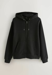 Sudadera negra con cremallera, hecha de una mezcla de algodón, que cuenta con capucha, bolsillos frontales y puños y dobladillo acanalados. Textura suave, diseño casual.