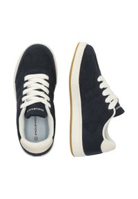 Tummansininen mokkanahkainen lenkkari, jossa on valkoiset nauhat ja yksityiskohdat, pyöreä kärki ja teksturoidut sivupaneelit, kevyellä kumipohjalla.