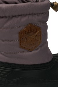 Bota de tela púrpura con eje acolchado, suela de goma negra y parche de logo hexagonal marrón que presenta árboles y el año "1992".