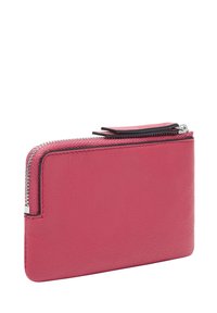 Portefeuille en cuir rose avec une texture lisse, comportant une fermeture éclair et un design mince. Le portefeuille est rectangulaire avec des bords arrondis et un matériel minimal.