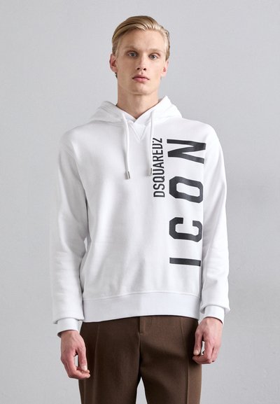 Hoodie blanc en matériau doux, avec un imprimé graphique noir proéminent portant l'inscription "DSQUARED2 ICON" sur le côté.