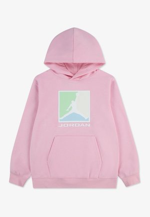 Hanorac roz cu glugă și buzunar frontal, având un logo Jumpman în culori pastel și textul "JORDAN" sub grafică.