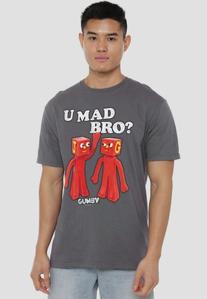 Graues Baumwoll-T-Shirt mit einem bunten Grafikdesign von roten Gumby-Charakteren und dem Text "U MAD BRO?" im Sprechblasenstil auf der Vorderseite.