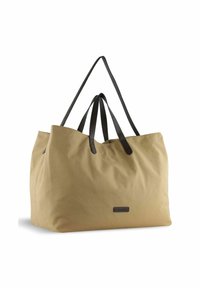 Grande borsa a tracolla beige realizzata in tessuto resistente, con manici in pelle nera e un'etichetta sulla parte anteriore. Texture liscia con un design semplice.