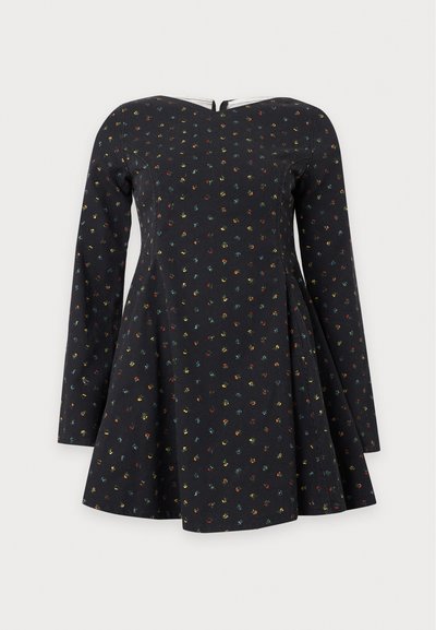 Robe noire à manches longues avec jupe évasée et petit motif floral coloré sur l'ensemble, dotée d'un décolleté bateau et d'une fermeture éclair au dos.