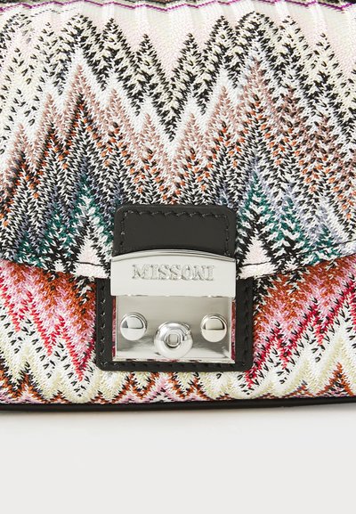 Borsa Missoni con un motivo zigzag multicolore in tessuto intrecciato. Presenta un pattina in pelle nera e una chiusura argentata con il logo.