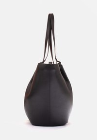 Czarna skórzana torba tote o miękkim, zaokrąglonym kształcie. Dwie długie rączki wychodzą z góry, charakteryzujące się gładką teksturą i minimalistycznym wzornictwem.
