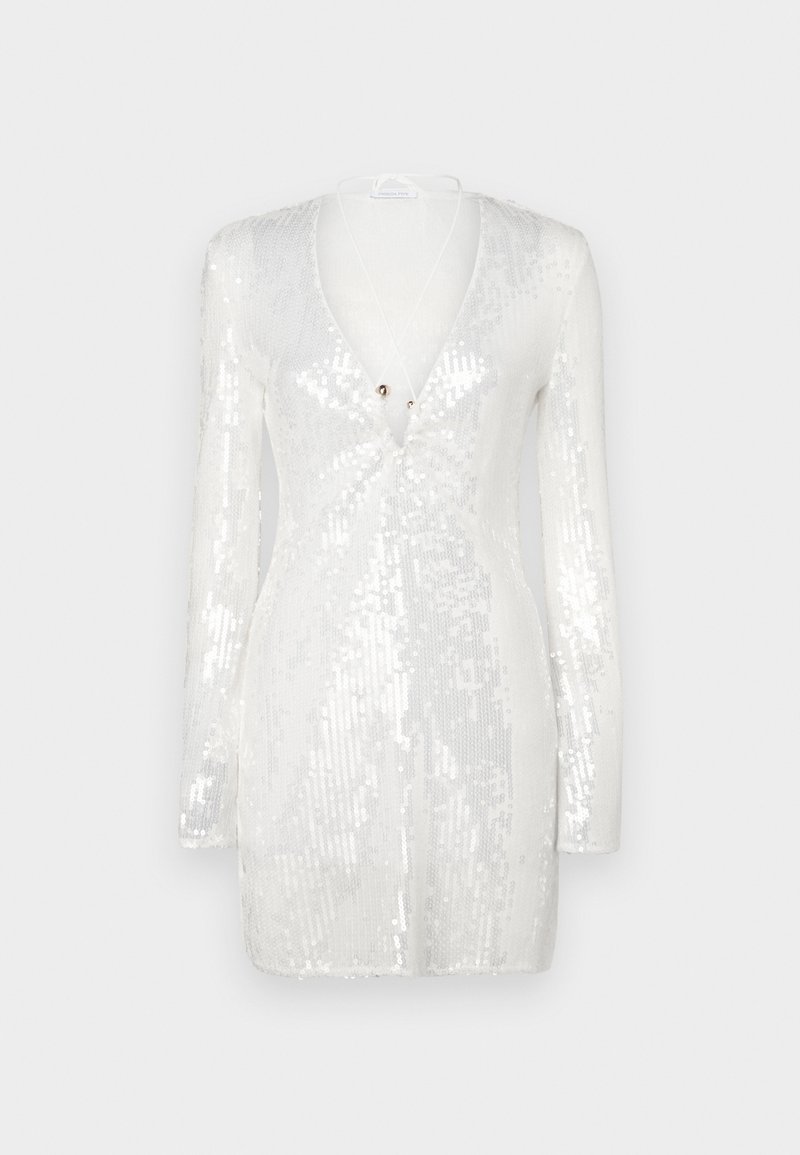 Biała sukienka z długim rękawem, z głębokim dekoltem w kształcie litery V, pokryta odbijającymi światło cekinami, z dwiema dekoracyjnymi guzikami przy dekolcie.