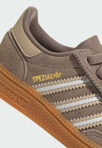 adidas Originals SPEZIAL UNISEX - Chaussures premiers pas - chalky brown   cloud white   magic beige
