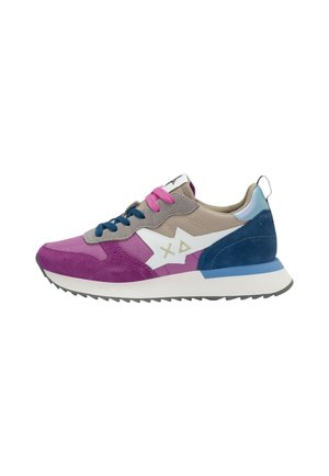 Scarpa da ginnastica colorata con pannelli viola, blu, beige e rosa, logo bianco a forma di stella con simboli e lacci blu e rosa su suola bianca.