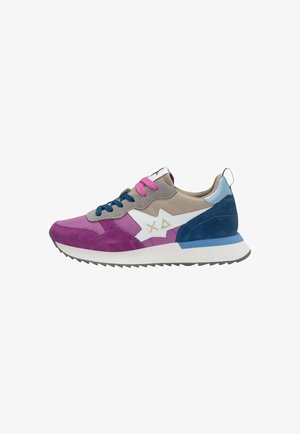 Scarpa da ginnastica colorata con pannelli viola, blu, beige e rosa, logo bianco a forma di stella con simboli e lacci blu e rosa su suola bianca.
