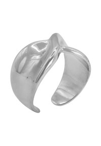 Anello in metallo argentato con una superficie liscia e lucida. Presenta un design asimmetrico unico che si curva e avvolge il dito.