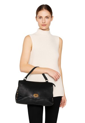 Schwarze Lederhandtasche mit umklappbarem Deckel, goldfarbenen Beschlägen und dekorativen Nietenakzenten an der Seite. Gerade Tragegriff.