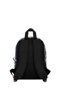 Sac à dos avec un panneau en maille noire, des bretelles réglables noires et un design en tissu imprimé coloré à l'arrière. Deux poignées de transport en haut.