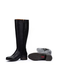 Botas de cuero negras hasta la rodilla con cremallera lateral, punta cuadrada y un tacón bajo en bloque. Incluye una bota gris con una correa decorativa.